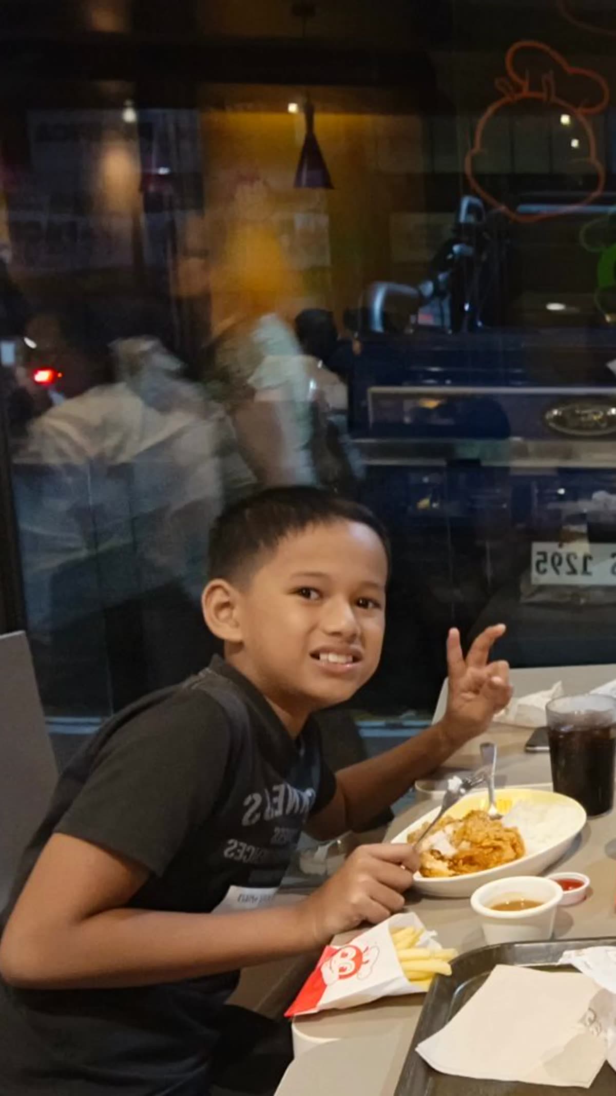 Ramel Canales Captures a Shared Meal Moment